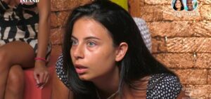 Anna si disgusta per l’atteggiamento di Alfred e decide di abbandonare il falò a Temptation Island 2024: “Voleva vedere video suoi”