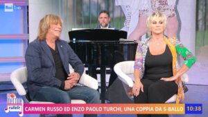 Enzo Paolo Turchi entra nel Grande Fratello 2024: imbarazzante gaffe di Carmen Russo in diretta TV, annuncio ufficiale annullato