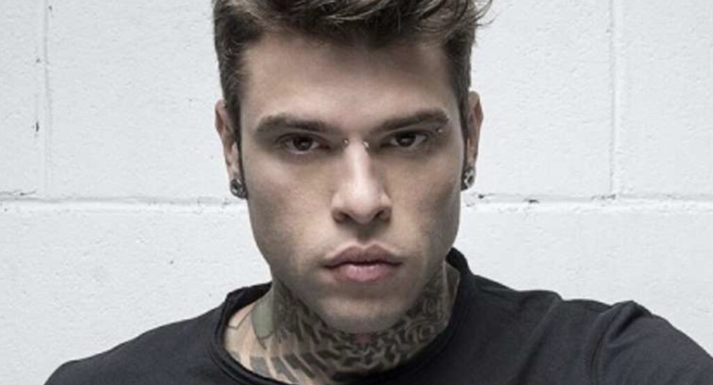 Fedez ha risposto a Tony Effe con il suo nuovo dissing "Allucinazione Collettiva", criticando la sua...