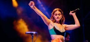 Gaia Gozzi è una cantautrice italo-brasiliana che ha conquistato il successo con il brano "Sesso e...