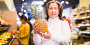 Il “codice segreto” dei single durante la spesa: cosa significa mettere un ananas nel carrello