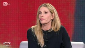 Scopri i segreti di bellezza della conduttrice che sfida il tempo a 51 anni