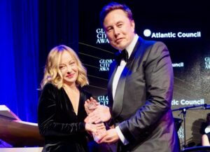 Giorgia Meloni, premier italiana, ha ricevuto il Global Citizen Award a New York e ha suonato la...