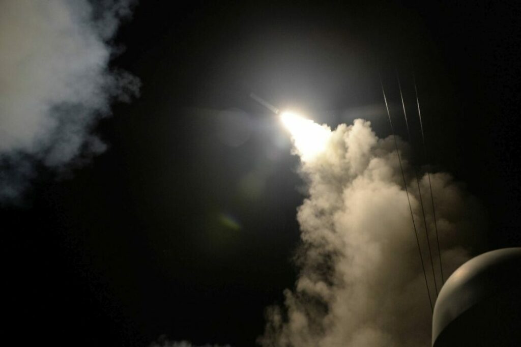 Hezbollah ha lanciato un missile balistico verso Israele, trasportando una testata da 500 kg e...