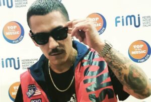 Chi è il rapper che ha postato una dolce foto con la compagna Ludovica Melisurgo e la figlia Giulia?