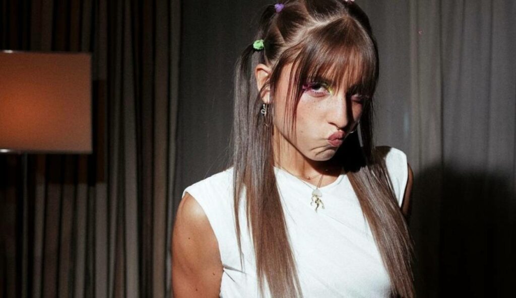 Angelina Mango, durante un'esibizione al Padova Pride Village, ha mostrato involontariamente il...