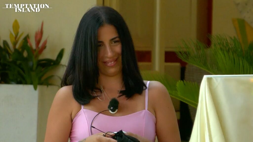 Titty riceve una sorpresa a Temptation Island: “Scopri la bellezza in te ogni giorno” | Guarda il video su Witty Tv