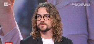 Chi è il cantante che ha vissuto il dolore per la morte di papà Tonino e il legame con mamma Sonia?