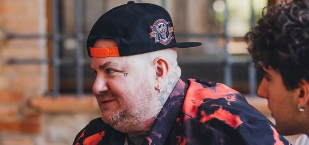 Jake La Furia, noto rapper e giudice di X Factor 2024, mantiene una vita privata riservata, lontana...