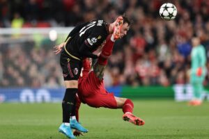 Il Bologna cade 2-0 contro il Liverpool all'Anfield, nonostante una partita giocata con...