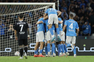 Il Napoli mantiene il primato solitario con una vittoria 3-1 contro il Como