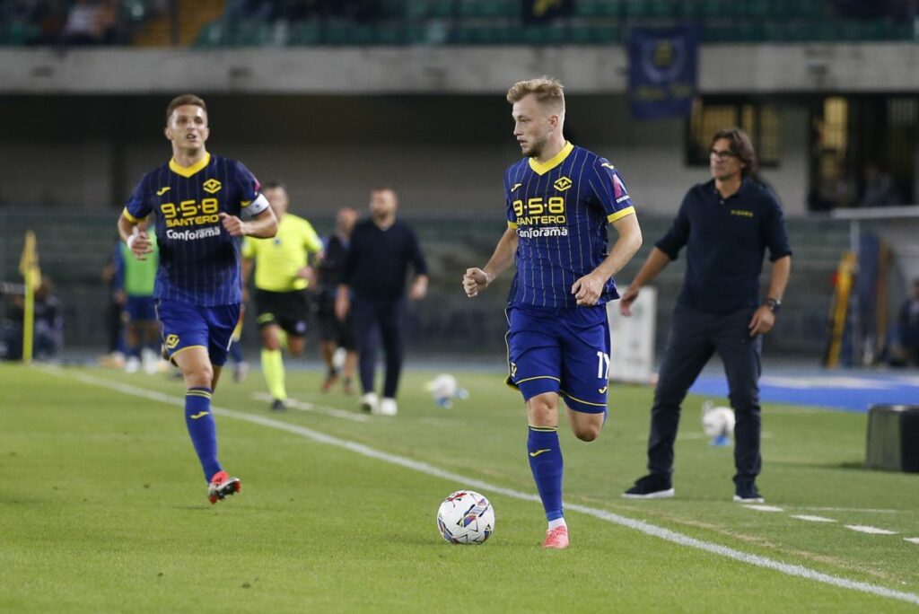 Casper Tengstedt dell'Hellas Verona FC gioca il pallone durante la partita contro il Torino FC, 5°...