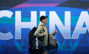 Il numero 1 del mondo, Jannik Sinner, trionfa al Rolex Shanghai Masters, battendo Taro Daniel in due...