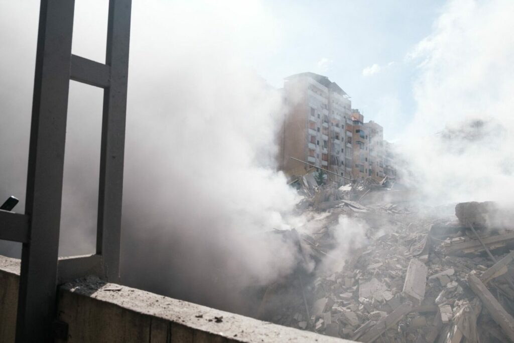 Nella notte, i caccia israeliani hanno effettuato oltre 25 raid nelle aree meridionali di Beirut...