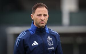 Il ct del Belgio, Domenico Tedesco, si prepara per la sfida contro l'Italia, riconoscendo la forza e...