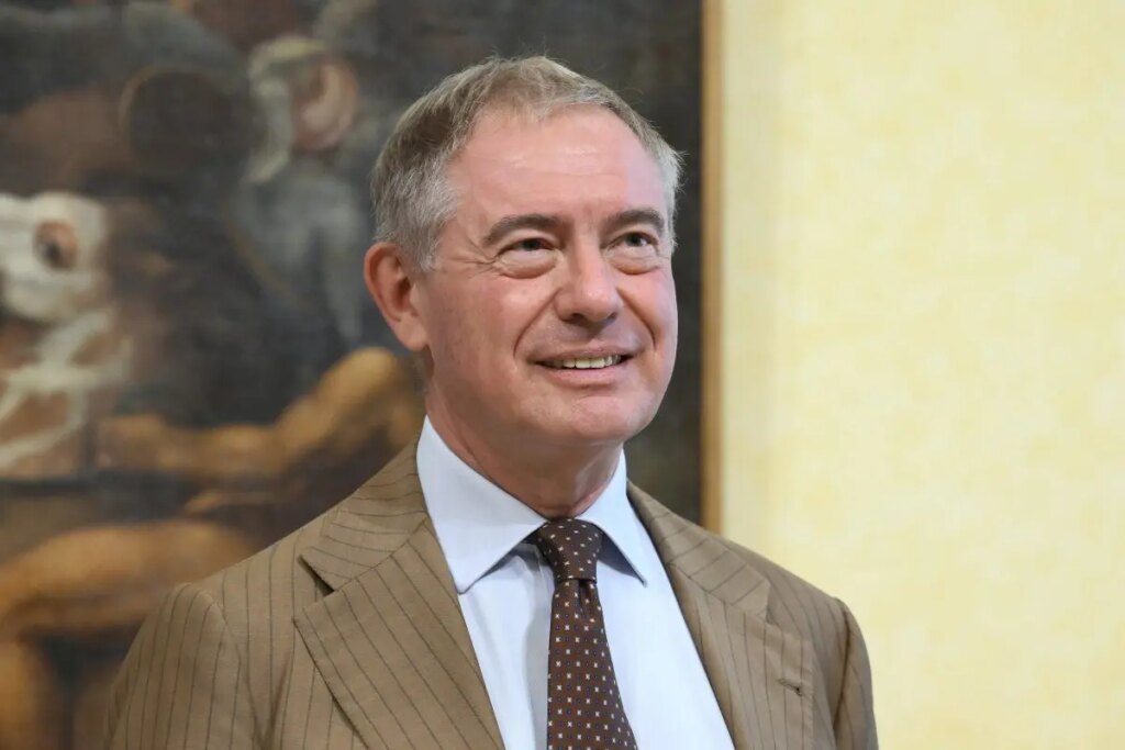 Il Primo Consiglio dei Ministri si è tenuto a Roma, con Adolfo Urso come ministro delle Imprese e...