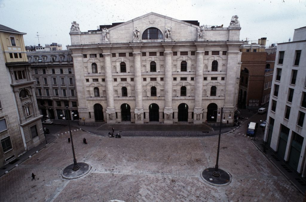 L'apertura della seduta a Piazza Affari di Milano è stata poco mossa, con l'Ftse Mib e l'Ftse All...
