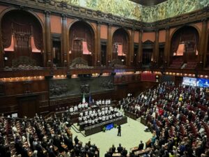 Fontana afferma che Radio e Televisione hanno sostenuto la coesione e lo sviluppo del Paese.