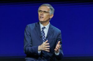 Stellantis e Tavares pronti per raggiungere gli obiettivi del 2025, focalizzati sulla concretezza.