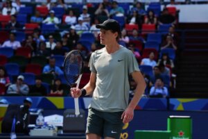 Jannik Sinner ha trionfato nel torneo "Rolex Shanghai Masters" battendo Novak Djokovic in finale...
