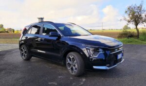 La nuova Kia Niro Tri-Fuel arriva in Italia come la prima auto full hybrid alimentata anche a Gpl...
