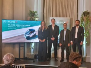 Nissan presenta il quadriciclo Nanocar Silence S04, compatto, leggero, silenzioso e a zero...