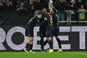 La Juventus ha battuto la Lazio 1-0 nella partita dell'ottava giornata, agganciando il Napoli al...