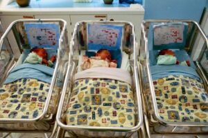 Nel 2023 si registra un nuovo record di natalità con un calo anche dei nati da stranieri