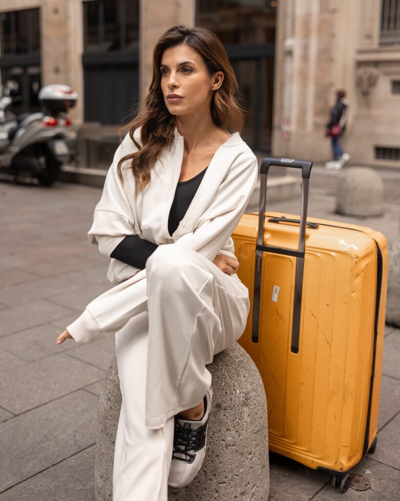 Elisabetta Canalis, Travel comfy with the first suit by… su Instagram per i suoi fan