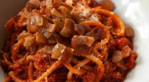 In Italia, la ricetta dell'amatriciana scatena più dibattiti della politica e del calcio. Il...