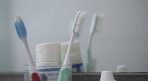 Gli scienziati rassicurano: nessun pericolo dai virus su spazzolini e soffioni della doccia