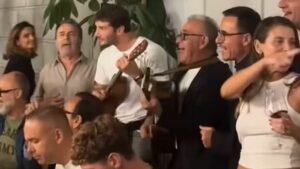 35 anni per Stefano De Martino: festa in pizzeria a Napoli