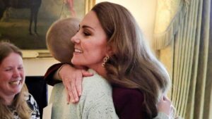 Kate Middleton abbraccia una teenager malata di cancro: il tenero gesto che ha commosso tutti