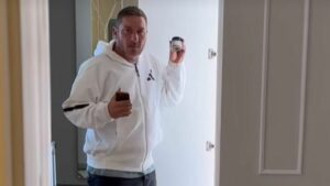 Noemi Bocchi cattura in un video l'esibizione canora di Francesco Totti, un momento di grande...