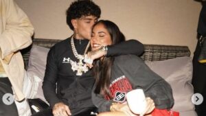 Giulia De Lellis indossa gli anelli di Tony Effe prima di camminare all’altare