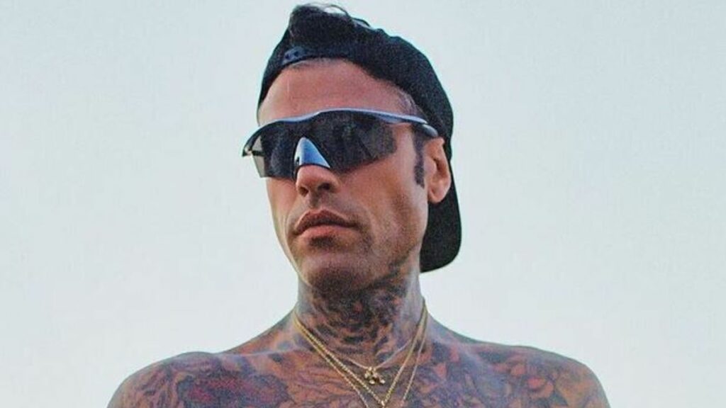 Il rapper Fedez è tornato sotto i riflettori a causa dell'inchiesta Doppia Curva che ha portato...