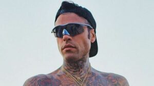 Fedez compie 35 anni nel silenzio, scompare dai social