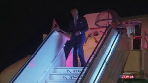 Carlo e Camilla sono accolti dal buio e dalla pioggia durante la loro visita in Australia. Dopo un...