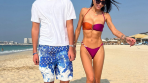 Elisabetta Gregoraci e Nathan Falco in vacanza a Dubai: scatti in bikini dalle spiagge lussuose