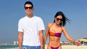 Elisabetta Gregoraci trascorre qualche giorno di relax con il figlio Nathan Falco indossando un bikini