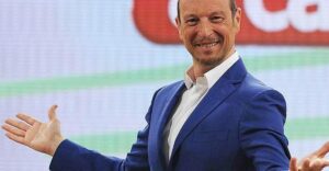 Chi è Amadeus: Il conduttore colpito da due matrimoni e un’esplosione inaspettata