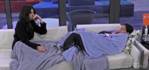 Panic among the contestants/ Jessica and Amanda spot it, the production censors