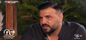 Mi ha fatto piangere, ma poi lui stesso scoppia in lacrime