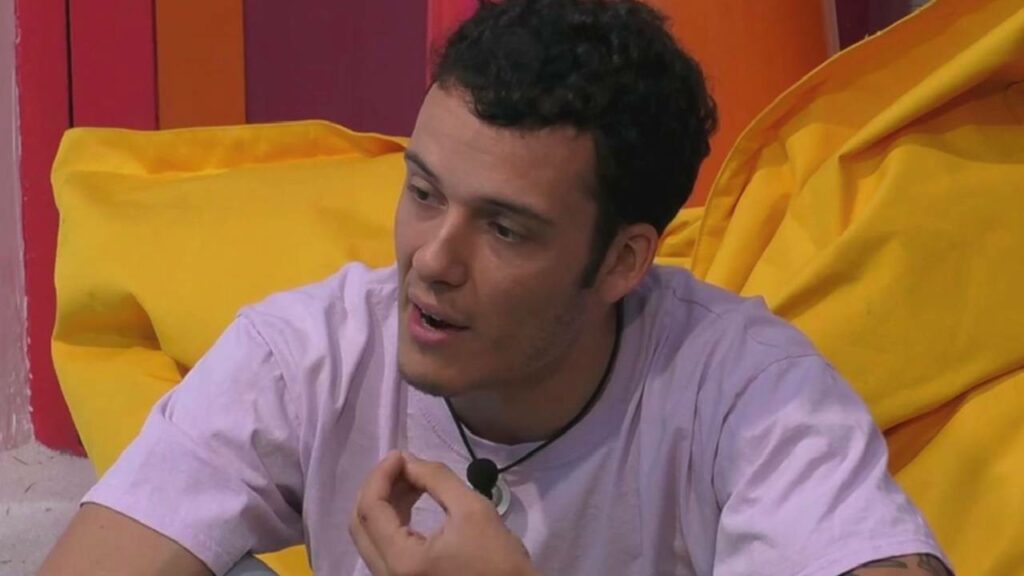 Edoardo Donnamaria racconta: una fan ossessionata mi ha aggredito, “Tremavo”