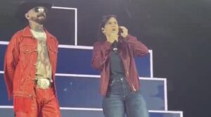 Elly Schlein e J-Ax si esibiscono insieme al Forum di Assago.