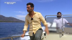 Filippo Bisciglia insegue Mirco Rossi su un motoscafo con la single Giulia – Video Witty TV