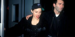 Il testo racconta la complessa relazione tra Madonna e il suo fratello Christopher Ciccone...