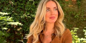 Chiara Ferragni è stata premiata con il Tapiro d’oro numero 1500 per il pandoro-gate. L'inviato...