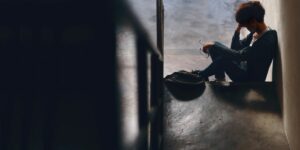 Un adolescente si è suicidato con la pistola del padre vigile urbano a Senigallia. L.C...