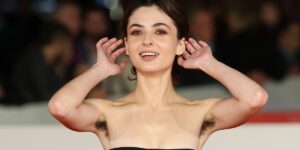 Possiamo parlare delle ascelle non depilate di Tecla Insolia?